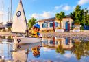 Παιδί Playmobil σε ιστιοπλοϊκό Optimist μπροστά από τον Ναυτικό Όμιλο Μεσολογγίου